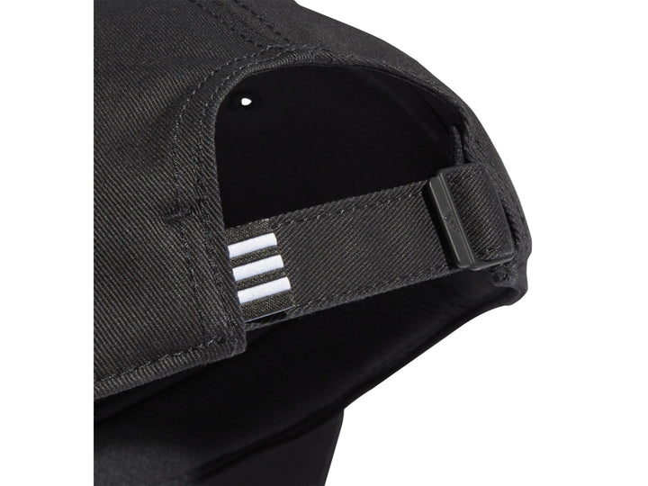 Gorra deportiva Adidas color negro con logotipo y tres franjas blancas en la visera.