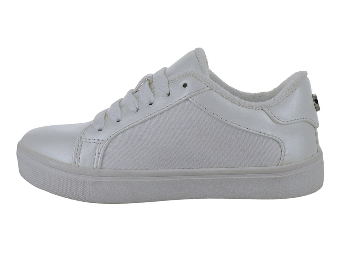 Tenis blancos infantiles con panel lateral decorado con brillantes y suela blanca.