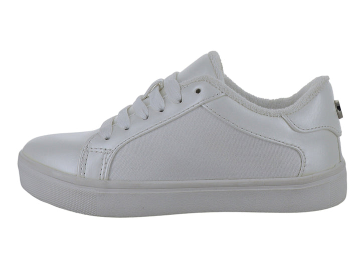 Tenis blancos infantiles con panel lateral decorado con brillantes y suela blanca.