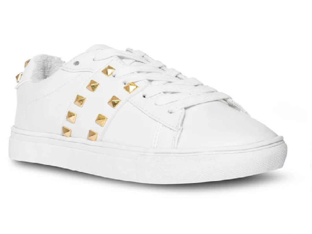 Tenis blancos Steve Madden para niño con detalles de tachuelas doradas en el lateral y suela blanca.
