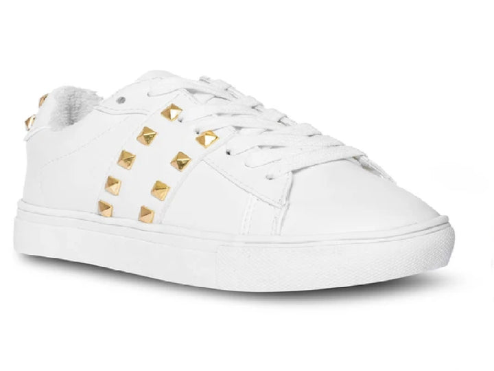 Tenis blancos Steve Madden para niño con detalles de tachuelas doradas en el lateral y suela blanca.