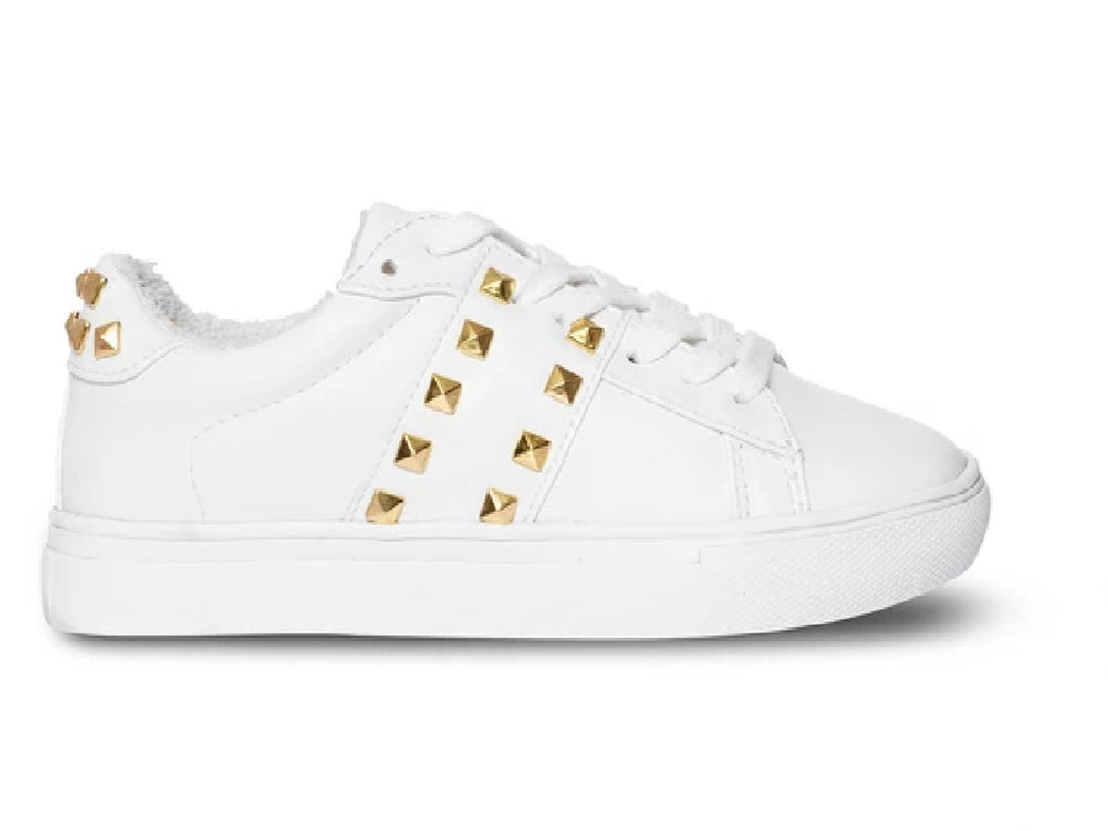 Tenis blancos Steve Madden para niño con detalles de tachuelas doradas en el lateral y suela blanca.