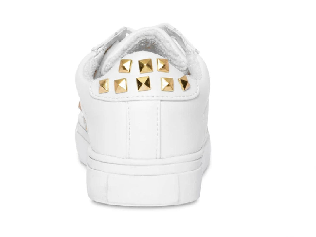 Tenis blancos Steve Madden para niño con detalles de tachuelas doradas en el lateral y suela blanca.