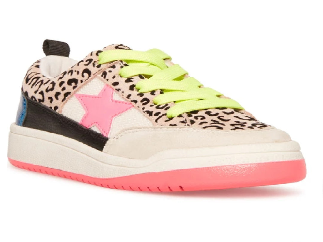 Tenis infantiles Steve Madden con estampado de leopardo, estrella rosa, agujetas amarillo neón y suela rosa.