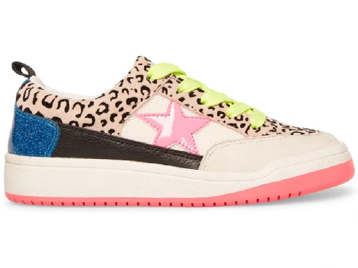 Tenis infantiles Steve Madden con estampado de leopardo, estrella rosa, agujetas amarillo neón y suela rosa.