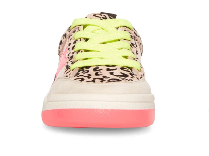 Tenis infantiles Steve Madden con estampado de leopardo, estrella rosa, agujetas amarillo neón y suela rosa.