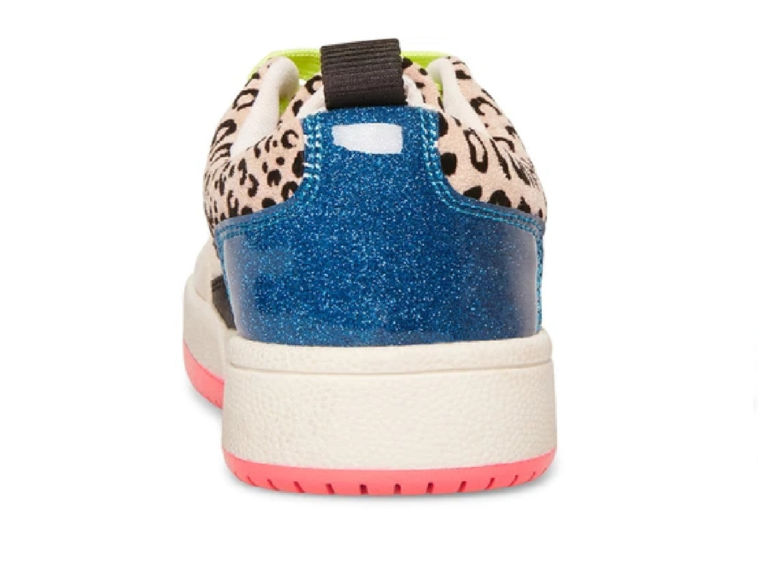 Tenis infantiles Steve Madden con estampado de leopardo, estrella rosa, agujetas amarillo neón y suela rosa.
