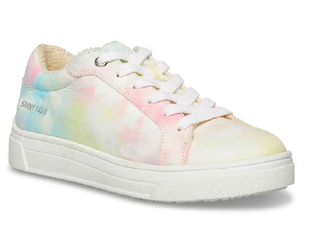 Tenis Steve Madden para niños en color blanco con estampado multicolor estilo tie-dye y suela blanca.