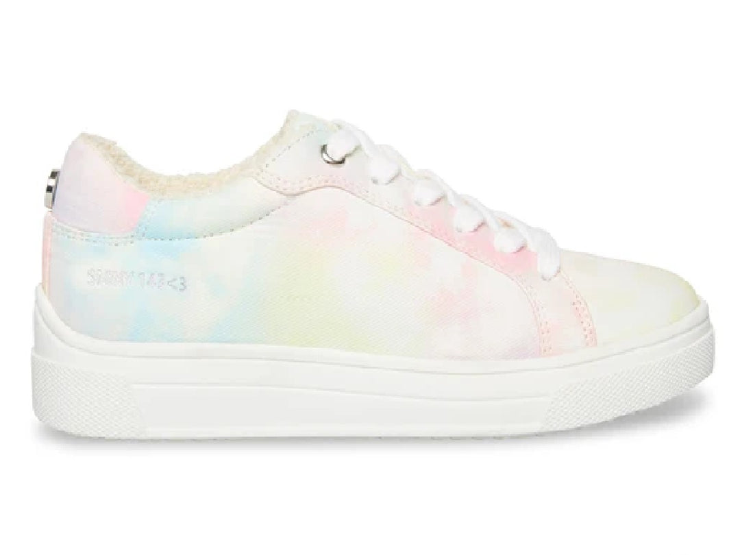 Tenis Steve Madden para niños en color blanco con estampado multicolor estilo tie-dye y suela blanca.