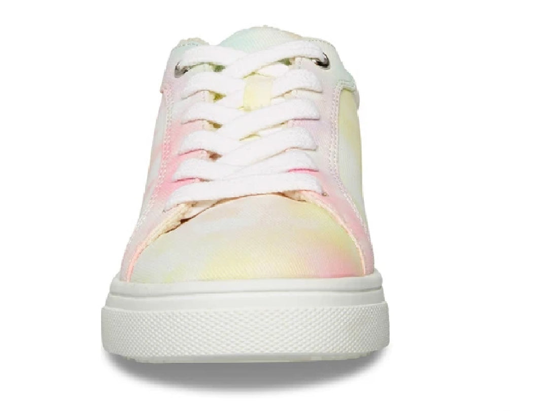 Tenis Steve Madden para niños en color blanco con estampado multicolor estilo tie-dye y suela blanca.
