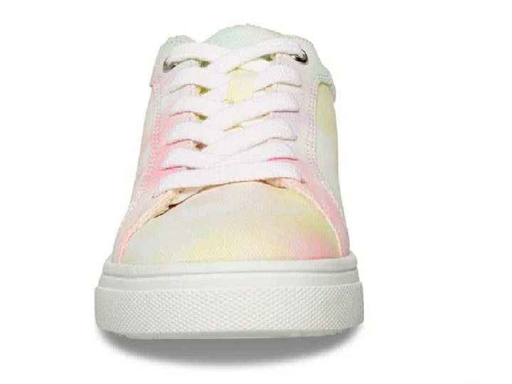 Tenis Steve Madden para niños en color blanco con estampado multicolor estilo tie-dye y suela blanca.