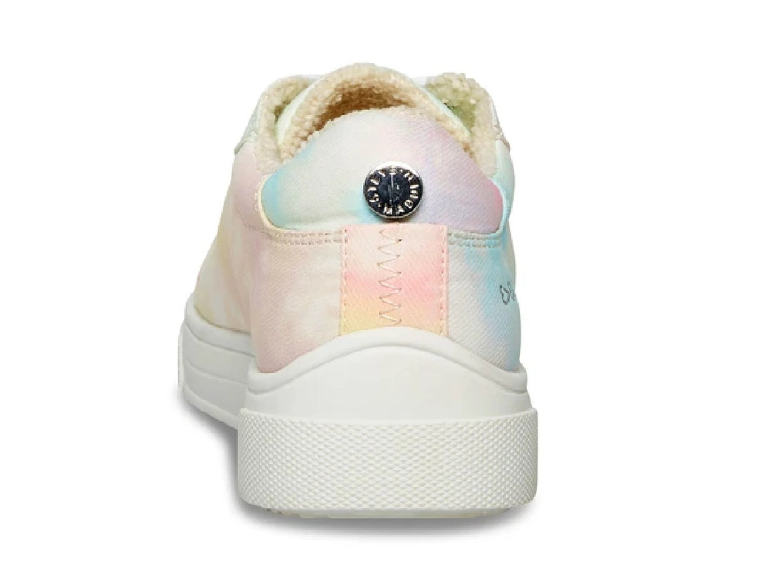 Tenis Steve Madden para niños en color blanco con estampado multicolor estilo tie-dye y suela blanca.