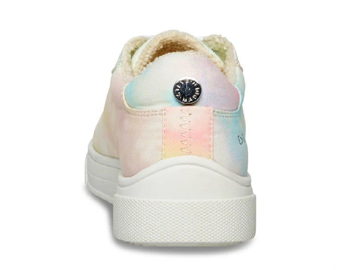 Tenis Steve Madden para niños en color blanco con estampado multicolor estilo tie-dye y suela blanca.
