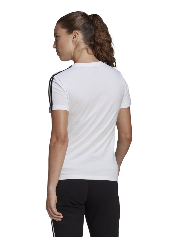 Mujer vistiendo playera deportiva blanca Adidas con tres franjas negras en los hombros.