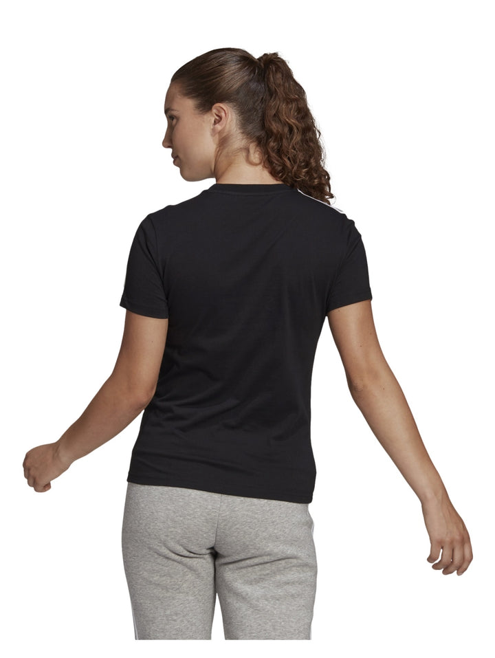 Mujer vistiendo playera deportiva Adidas color negro con tres franjas blancas en los hombros.