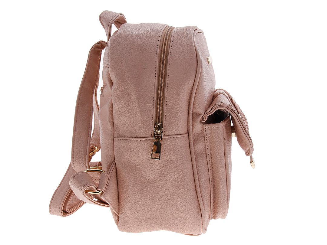 Mochila rosa Felianna con detalle trenzado frontal y herrajes dorados.