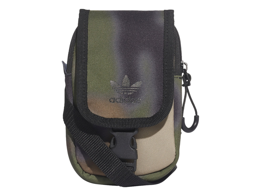 Bolso de hombro pequeño Adidas Originals con estampado de camuflaje en tonos verde, beige y negro.