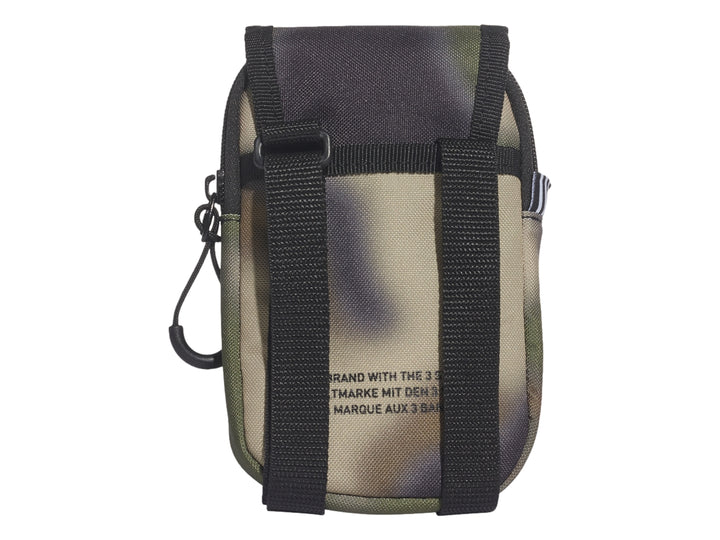 Bolso de hombro pequeño Adidas Originals con estampado de camuflaje en tonos verde, beige y negro.