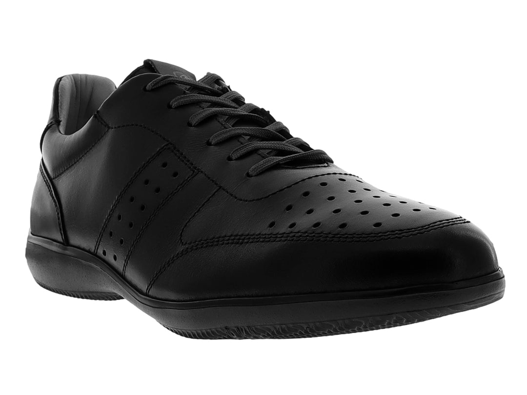 Zapato casual color negro con detalles perforados y suela negra.