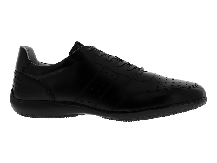 Zapato casual color negro con detalles perforados y suela negra.