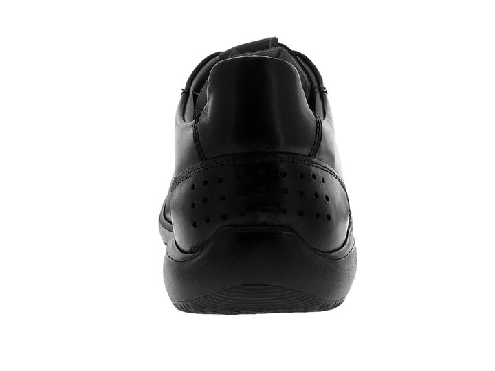 Zapato casual color negro con detalles perforados y suela negra.