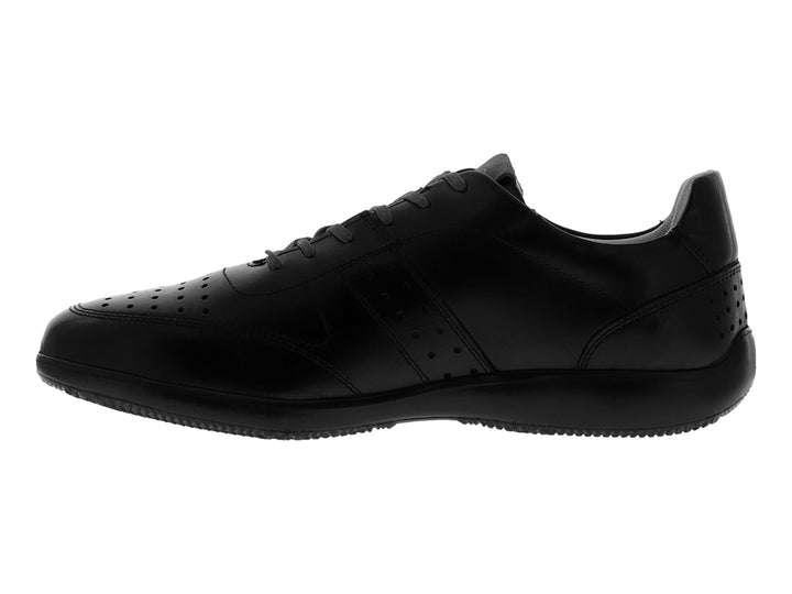 Zapato casual color negro con detalles perforados y suela negra.