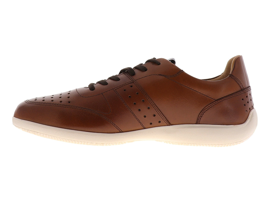 Zapato casual de cuero marrón con cordones y suela blanca.