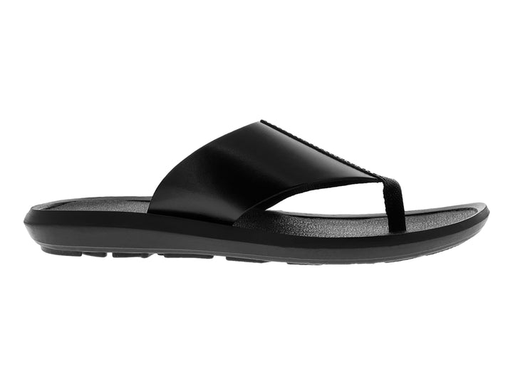 Sandalia de dedo color negro para hombre con suela plana y correa sintética.