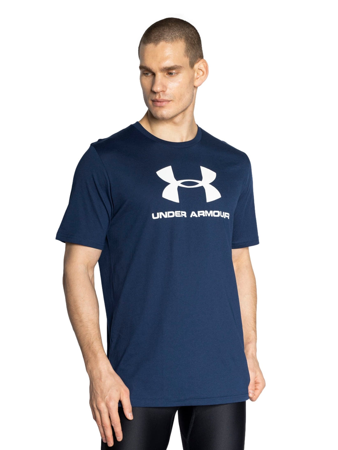 Hombre vistiendo playera deportiva Under Armour de color azul marino con logotipo blanco en el pecho.