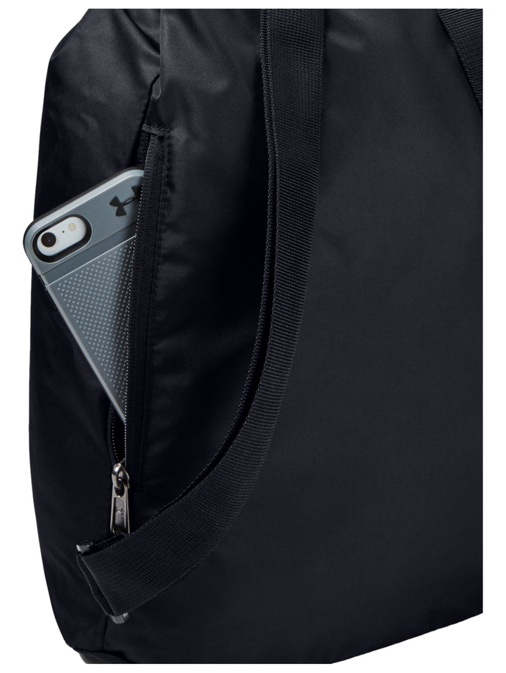 Mochila Under Armour color negro con detalles de rayas verticales en blanco y rojo y logotipo blanco frontal.