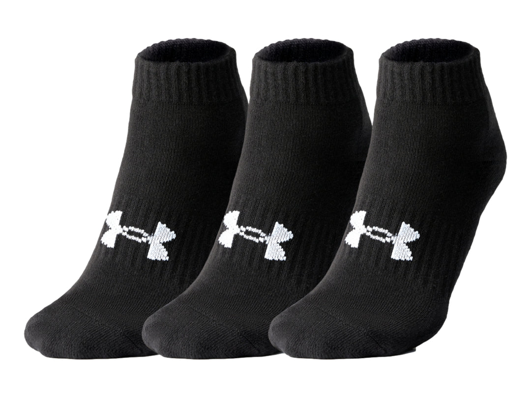 Tres calcetines cortos Under Armour de color negro con logotipo blanco.