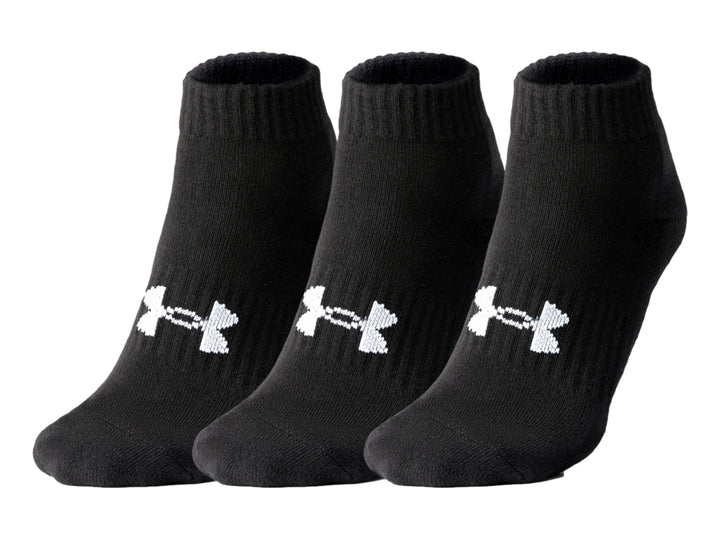Tres calcetines cortos Under Armour de color negro con logotipo blanco.