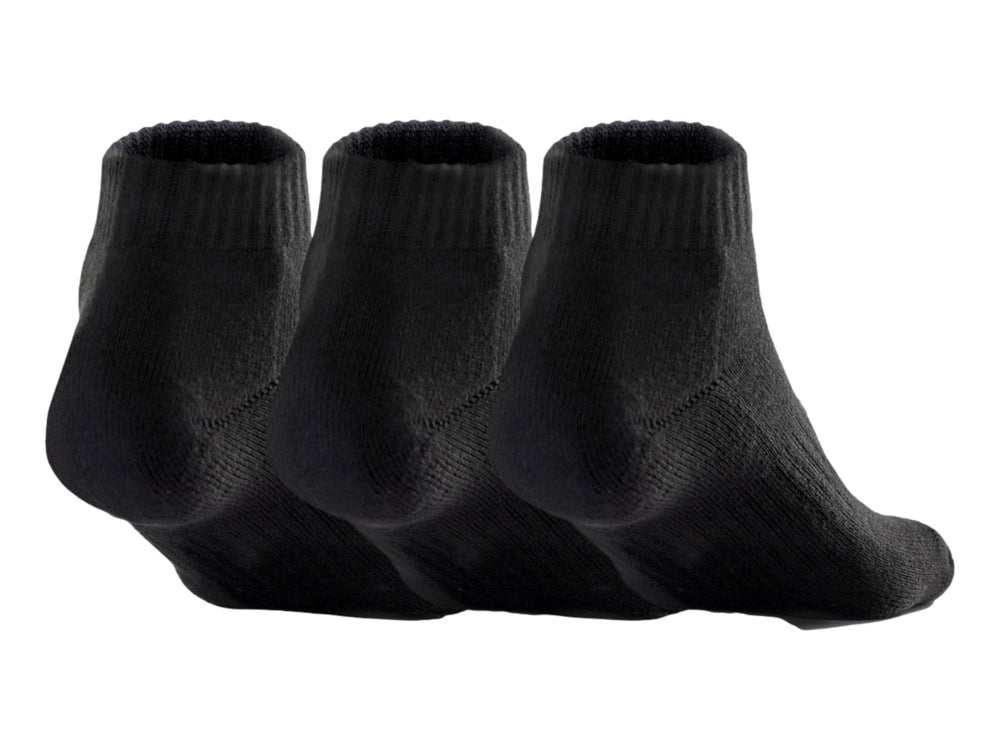 Tres calcetines cortos Under Armour de color negro con logotipo blanco.