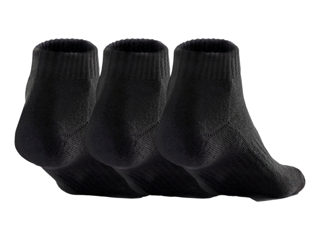 Tres calcetines cortos Under Armour de color negro con logotipo blanco.