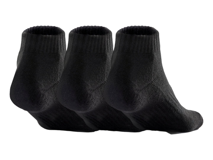 Tres calcetines cortos Under Armour de color negro con logotipo blanco.