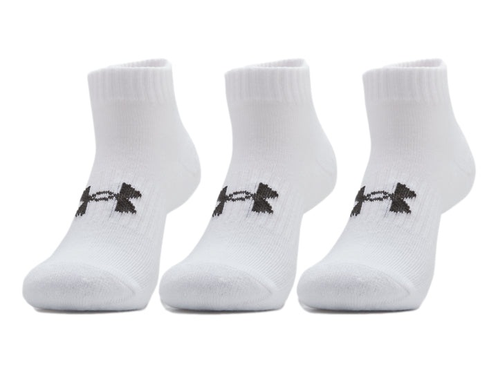 Set de tres calcetines blancos Under Armour de corte bajo con logotipo negro.