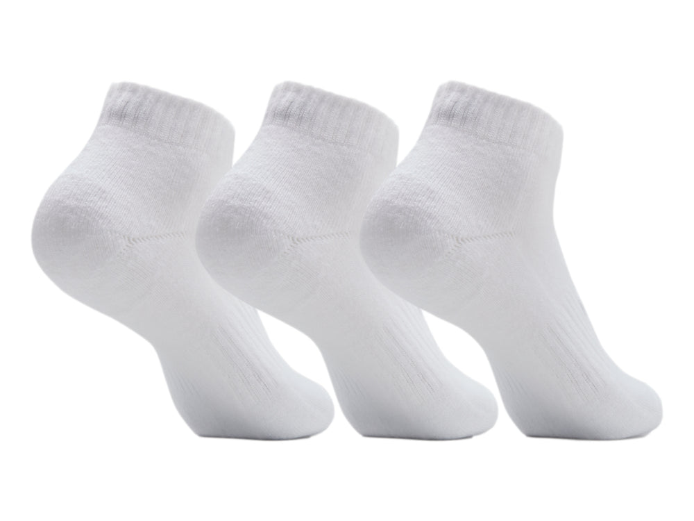 Set de tres calcetines blancos Under Armour de corte bajo con logotipo negro.