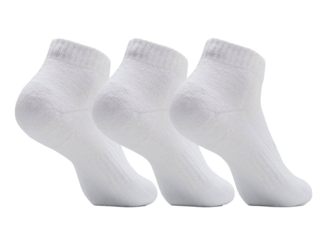 Set de tres calcetines blancos Under Armour de corte bajo con logotipo negro.