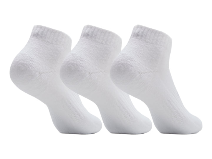 Set de tres calcetines blancos Under Armour de corte bajo con logotipo negro.