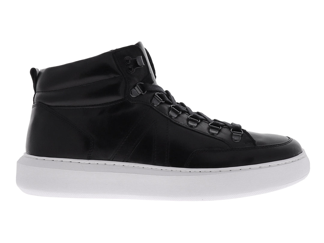 Tenis tipo botín de cuero negro con suela blanca y cordones.