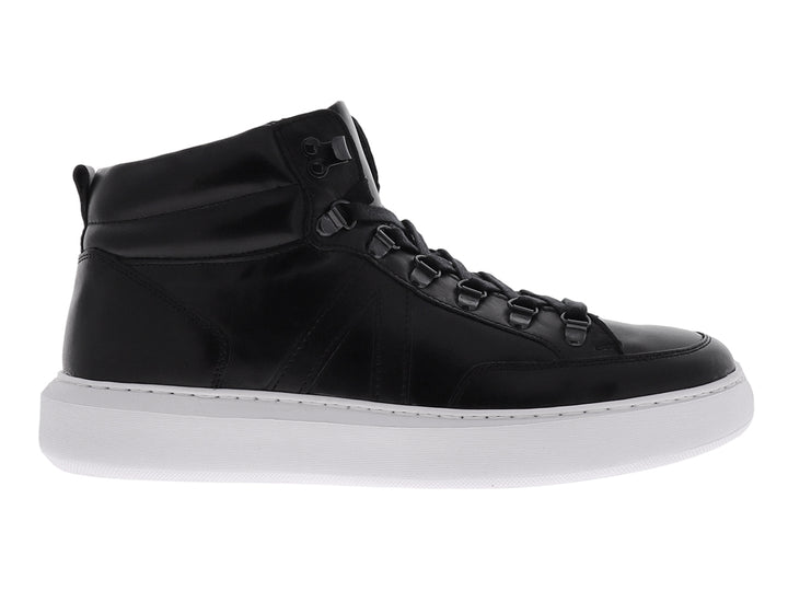Tenis tipo botín de cuero negro con suela blanca y cordones.