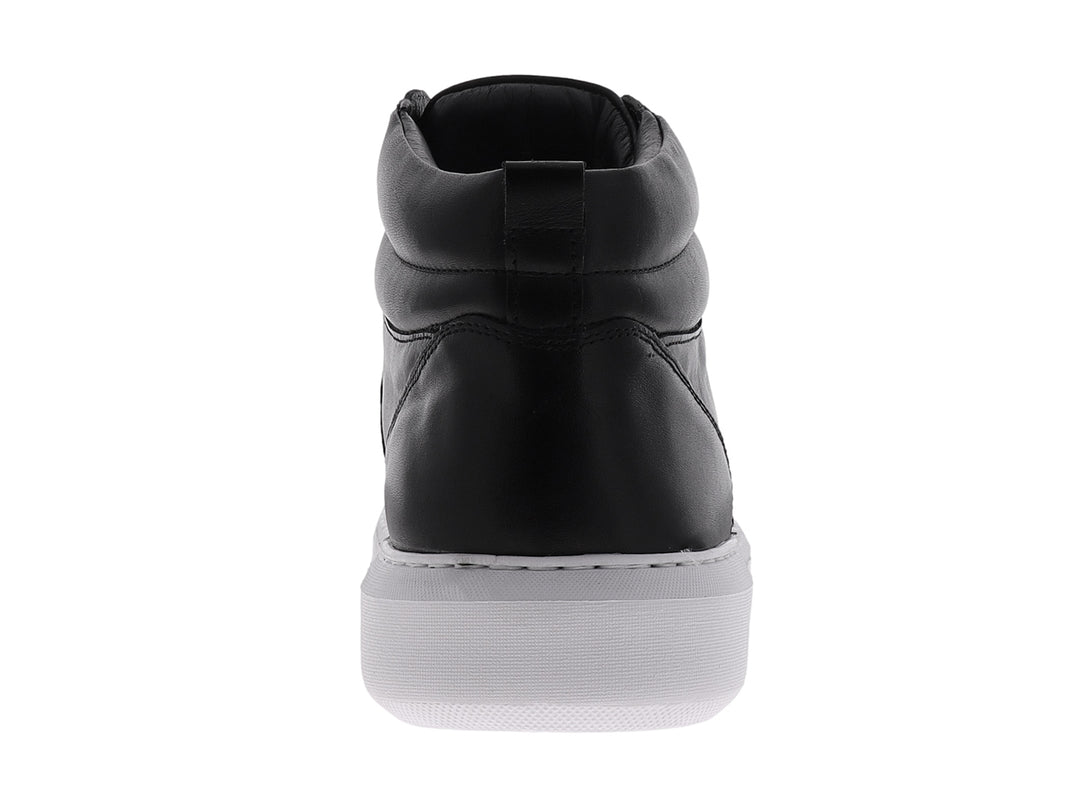 Tenis tipo botín de cuero negro con suela blanca y cordones.