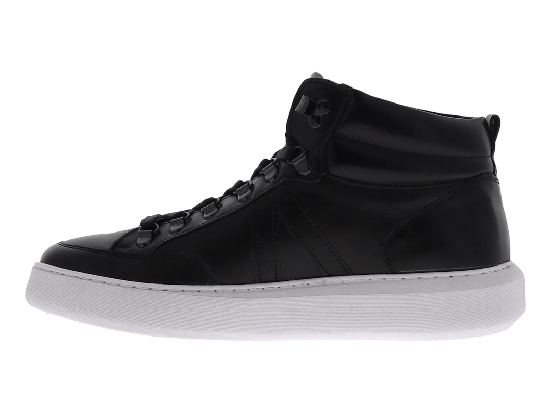 Tenis tipo botín de cuero negro con suela blanca y cordones.