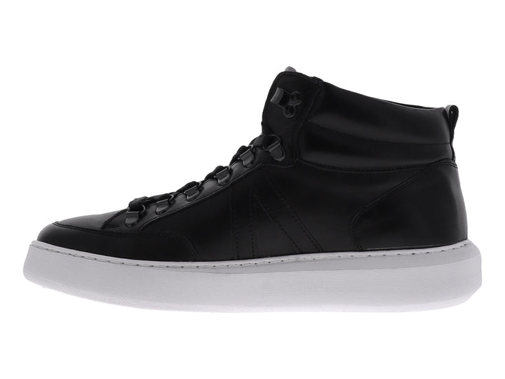 Tenis tipo botín de cuero negro con suela blanca y cordones.
