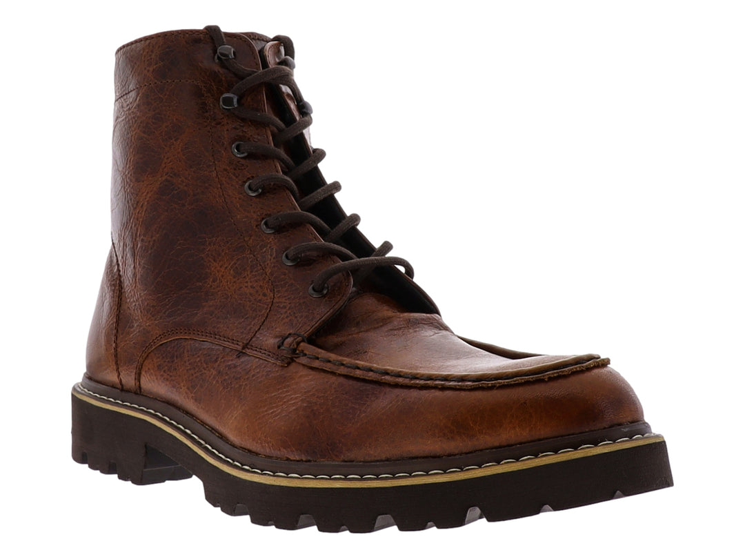 Bota de cuero color miel con cordones y suela robusta de color café oscuro.