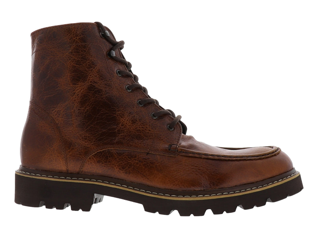 Bota de cuero color miel con cordones y suela robusta de color café oscuro.