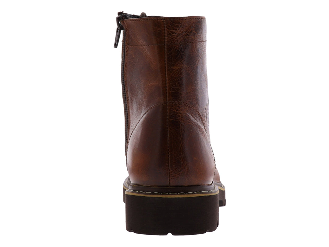 Bota de cuero color miel con cordones y suela robusta de color café oscuro.
