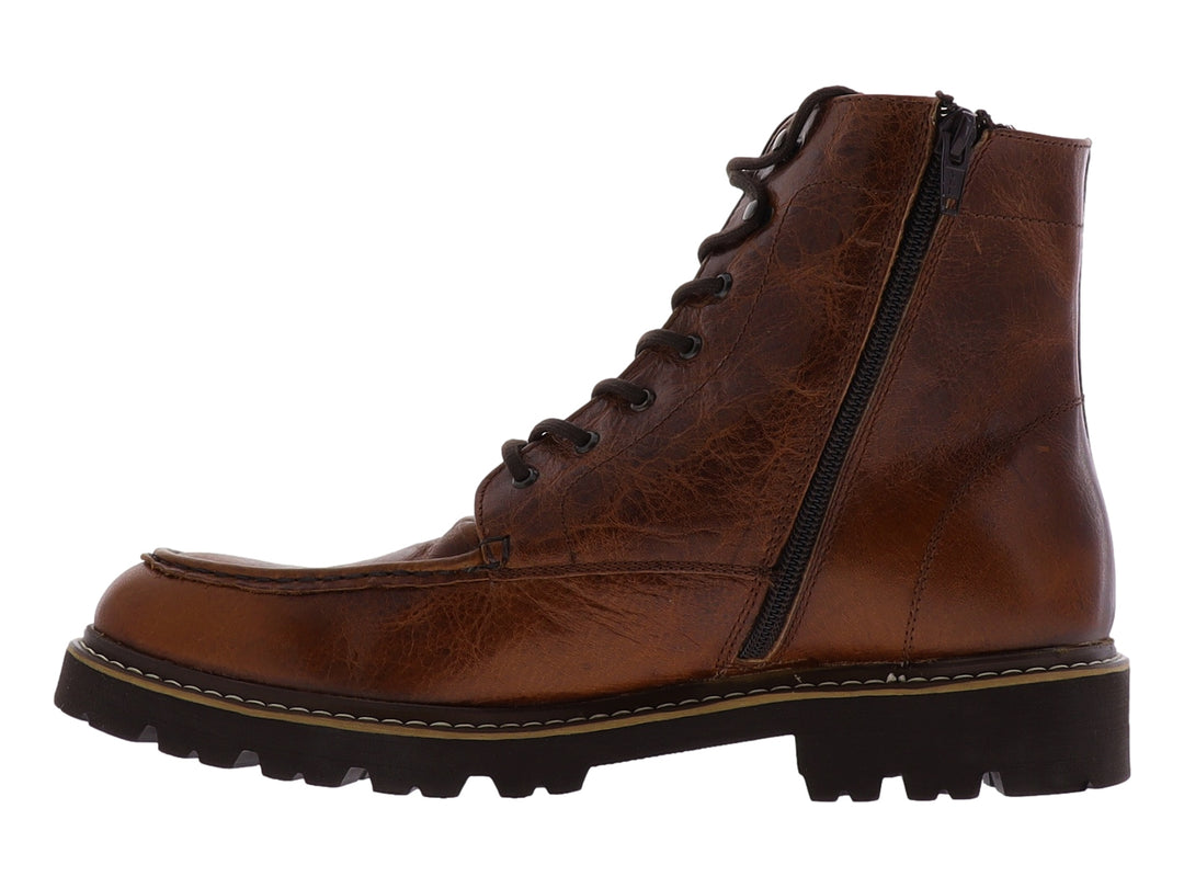 Bota de cuero color miel con cordones y suela robusta de color café oscuro.