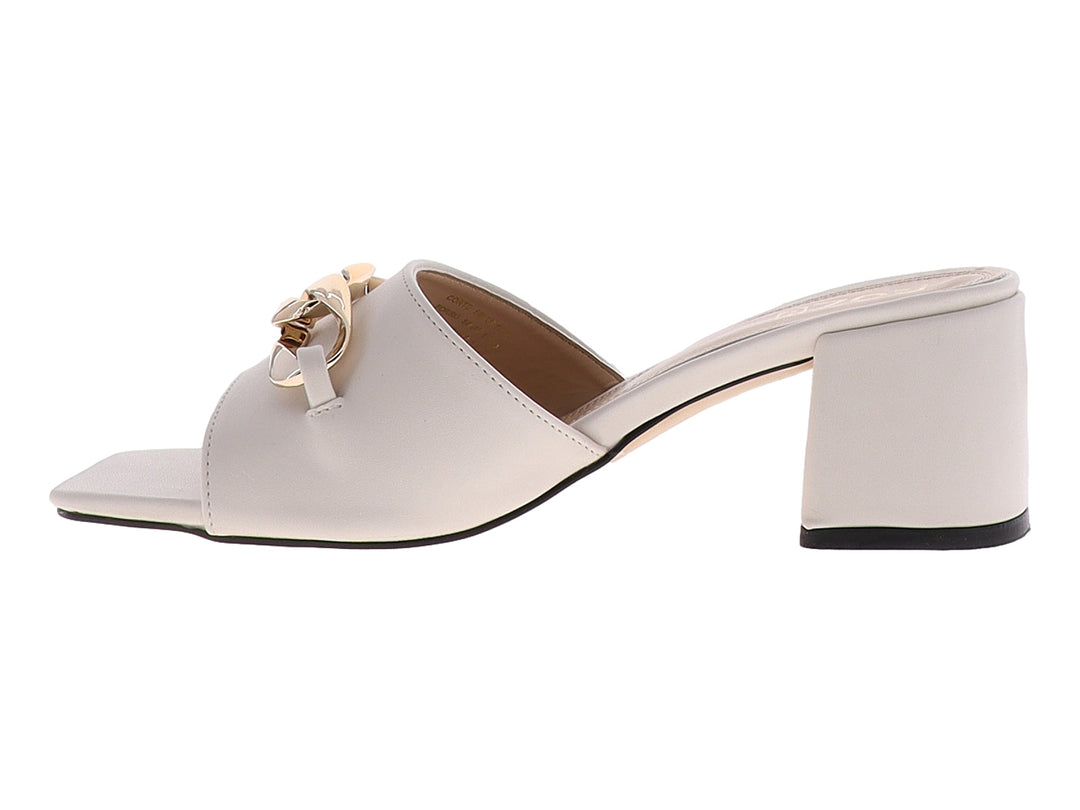 Sandalia beige de tacón cuadrado con detalle de cadena dorada en la parte superior.