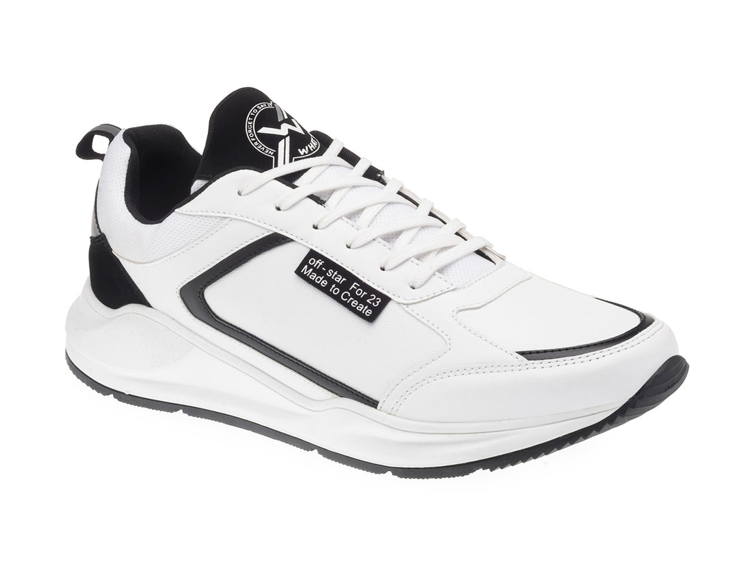 Tenis de baloncesto color blanco con detalles en negro y suela blanca.